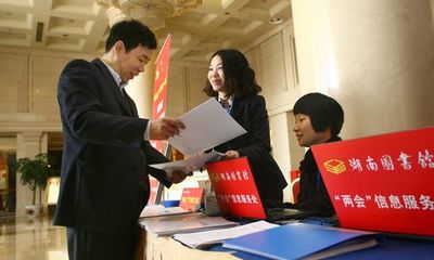 政協委員聚焦會場動態 提供高效信息咨詢服務